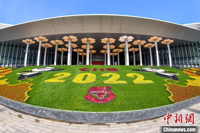 第五屆進(jìn)博會(huì)場(chǎng)館景觀裝飾全面定妝。　陳夢(mèng)澤 攝